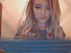 Curvy Babe bläst Dildo auf Cam