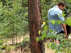 Spanner beobachtet deutsches Paar beim Sex in Wald