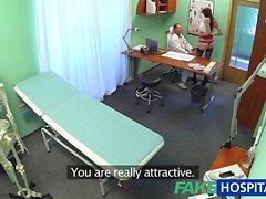 FakeHospital doctor cura paciente atractivo con el sexo