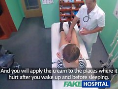 FakeHospital Hottie de pelo corto seduce al médico