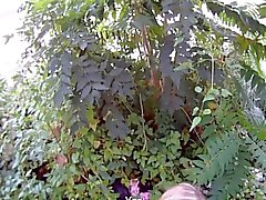 Симпатичная блондинка членосос трахается собачий в стиле на открытом воздухе в домашним полового видео