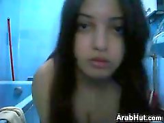 Chicas Arabe lindo de burlando de ella corporal en el hogar