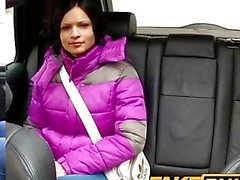 FakeTaxi Schwarze behaarte Hottie Lassen Sie uns cabbie cum auf ihre Titten