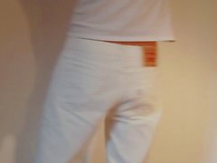 Pantalones blancos y una llave