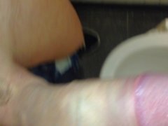 Smutsig pojke leker med penisen i offentlig toalett för