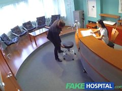 FakeHospital Бизнесмен получает совратил сексуальная медсестра по чулками