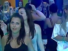 Meninas Yong no clube estão felizes em foder