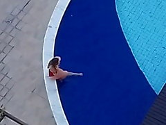 3 kvinnor vid poolen (icke naken) - del II