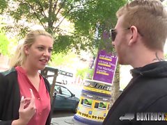 Hot Vivien Blonde antaa blowjob