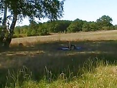 Baise d'un couple chaud dans la campagne