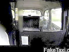 Geile blonde fucked in Taxi motorkap