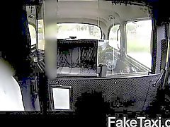 Geiles enden Blondine über Taxiunter Haube gefickt