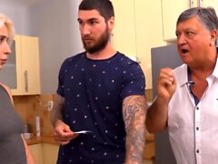 Old Fat Guy et ses fils GF Entoulent des corps nus dans la cuisine