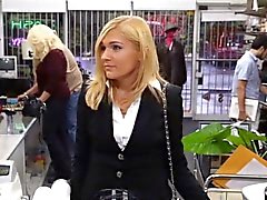 Loira quente de MILF Fodas ao dinheiro no Pawn Shop