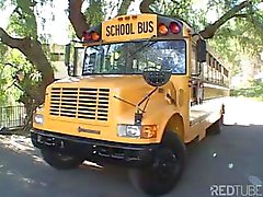 Dolce giovane bionda studente succhia il scopa e l'autista bus della scuola