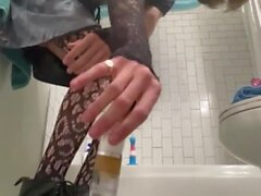 A menina trans foda seu novo brinquedo no banheiro, enfia a calcinha na boca para ficar quieto