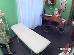 Milf Krankenschwester von Teen Geck gefickt