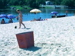 Hot Nudist Girl von einem Voyeur mit einer versteckten Kamera gedreht