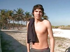 Bañera atractiva montante gay la playa