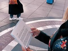 Saksan skinny kypsä MILF julkisessa kadulla sokkotreffit