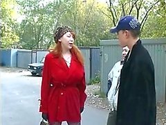 Älterer russischer redhead von 2 Jungs fickte