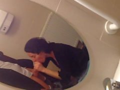 Gorgeous Milf saugt einen Schwanz in einer öffentlichen Toilette und nimmt einen cumshot