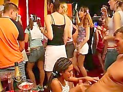 Houe à parties sales sucer et baiser les bites dans clubs