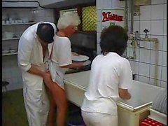 Mature brune et de platine mémé blonde de obtiennent annihilés au foursome dans la cuisine