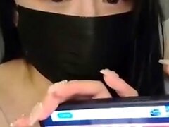 Kåta amatörer maskerade asiatiska tonåringar som leker på webbkamerautställningen