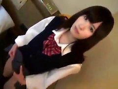 Japanische Teenager in Uniform saugt POV Schwanz