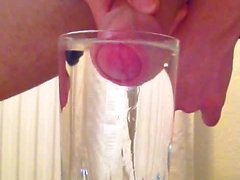 I Cumming i ett glas vattnet
