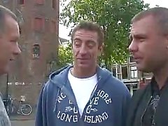 Amsterdam'da bir fahişe shagging iki adam