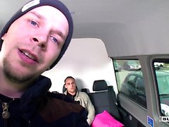 BumsBus - alemão Josy Black montando Dick na parte de trás de um Van