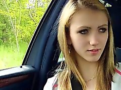 Superbe Béatrice frappe dur en voiture