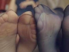 Nylon Soles jogar footsie