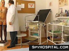 Fille super se déshabiller de spy cam à l'hôpital de