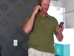 Family Strokes - Cute Teen Fucks Step-Dad para obtener el teléfono de vuelta