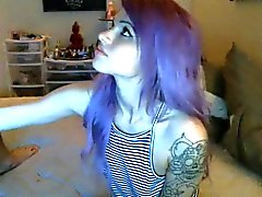 ragazzo tatuato si tirò largo dalla sexy girlfriend haired purple