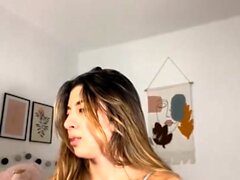 La webcam amateur Chick se masturba en la cámara web más en