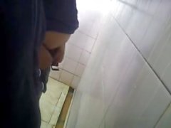 Spycam .. más diversión en los urinarios palying con una polla de extraños