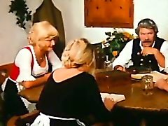 Farm alter Mann erfreut jungen blondie auf dem Esstisch