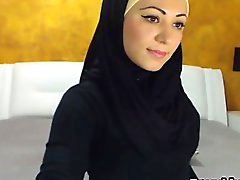 Strips de la muchacha árabe hermosas y se masturba