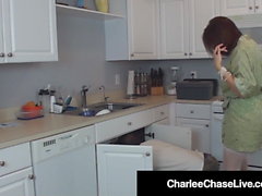 Hot Sex Crazed Wife Charlee Chase se folla la pipa del fontanero!