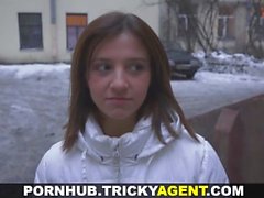 Tricky Agent - Une autre chatte fraîche pour le porno