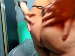 Il pulcino di amatoriale grasso arrapato si masturba con il suo giocattolo adulto