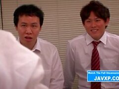 Härlig den japanska MILF knullas av skolpojkar