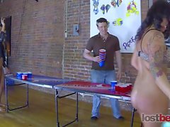 4 Bellissime ragazze giocare una partita degli striscia birra pong