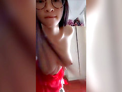 Un asian super joli Cam Girl masturbates le port de lunettes