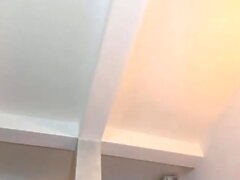 Chubby Milf Strip mostra la sua grande webcam di tette