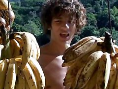 Deux mec sexy en s'amusant dans la jungle